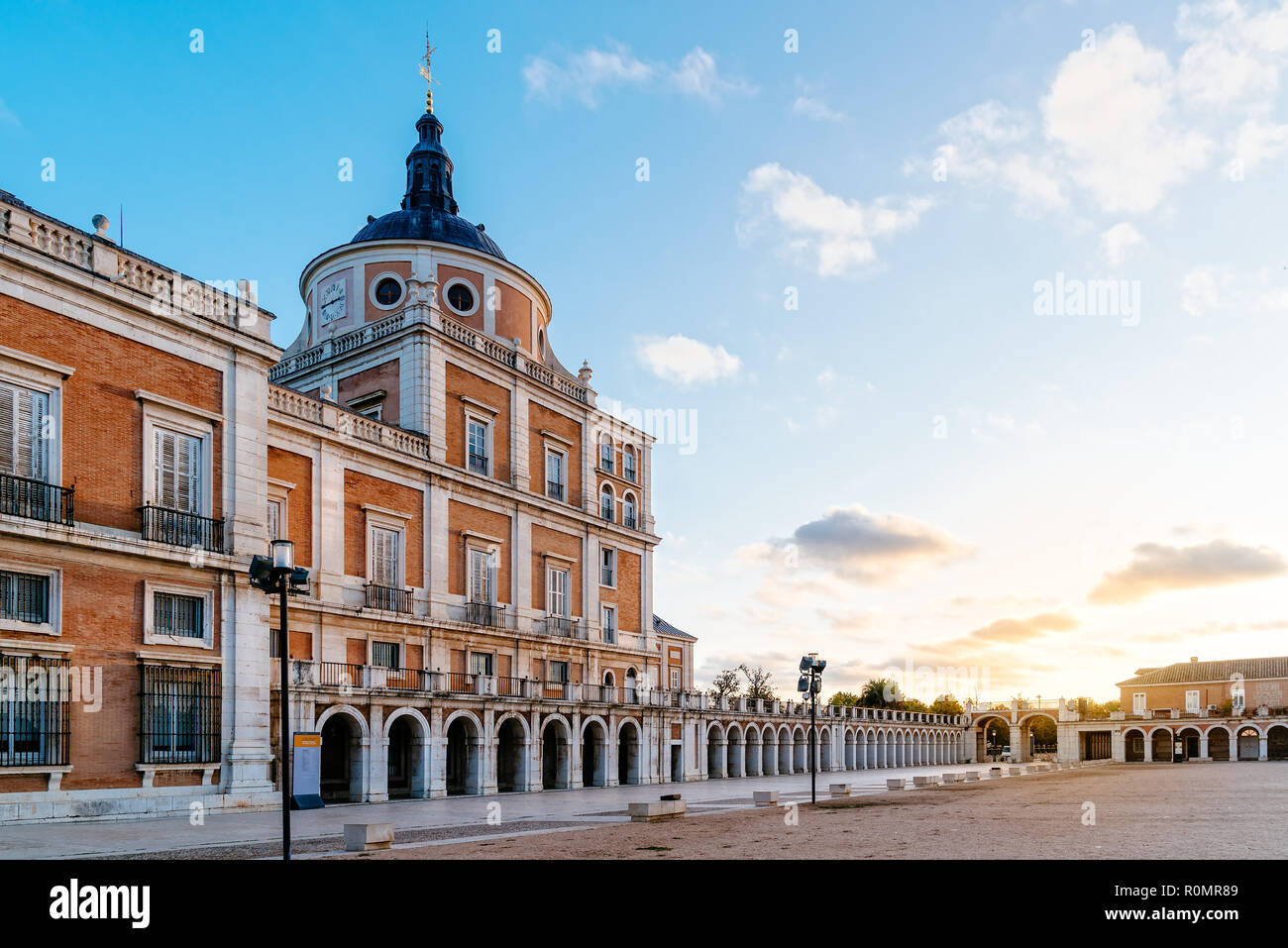 Aranjuez, Spagna - 20 Ottobre 2018: Palazzo Reale di Aranjuez All'alba. Si tratta di una residenza del Re di Spagna aperto al pubblico Foto Stock