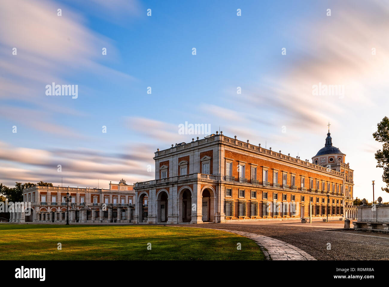 Aranjuez, Spagna - 20 Ottobre 2018: Palazzo Reale di Aranjuez All'alba. Si tratta di una residenza del Re di Spagna aperto al pubblico. Esposizione lunga Foto Stock