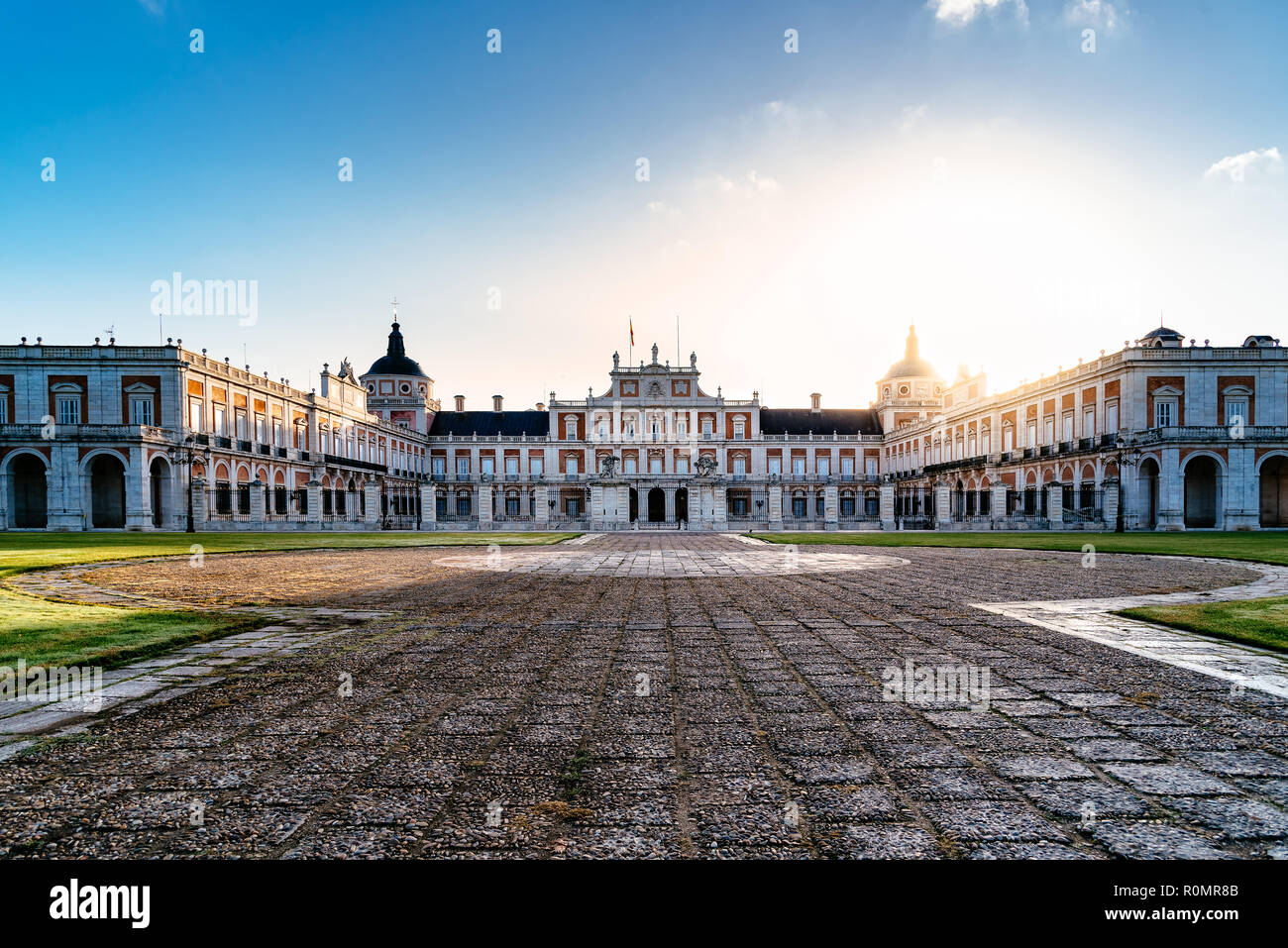 Aranjuez, Spagna - 20 Ottobre 2018: Palazzo Reale di Aranjuez All'alba. Si tratta di una residenza del Re di Spagna aperto al pubblico. Esposizione lunga Foto Stock