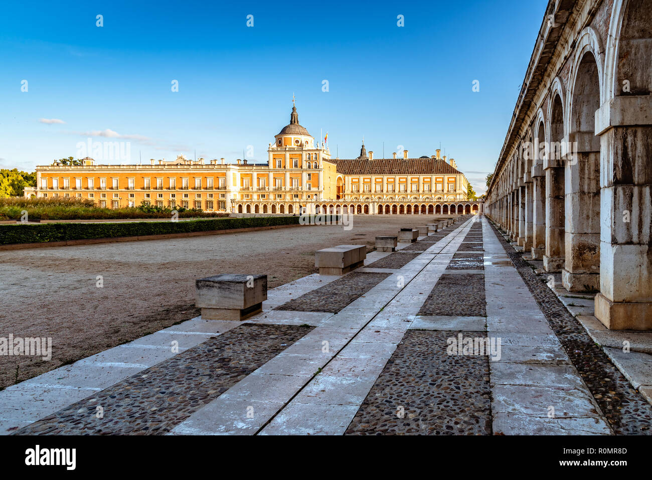 Aranjuez, Spagna - 20 Ottobre 2018: Palazzo Reale di Aranjuez All'alba. Si tratta di una residenza del Re di Spagna aperto al pubblico. Esposizione lunga Foto Stock