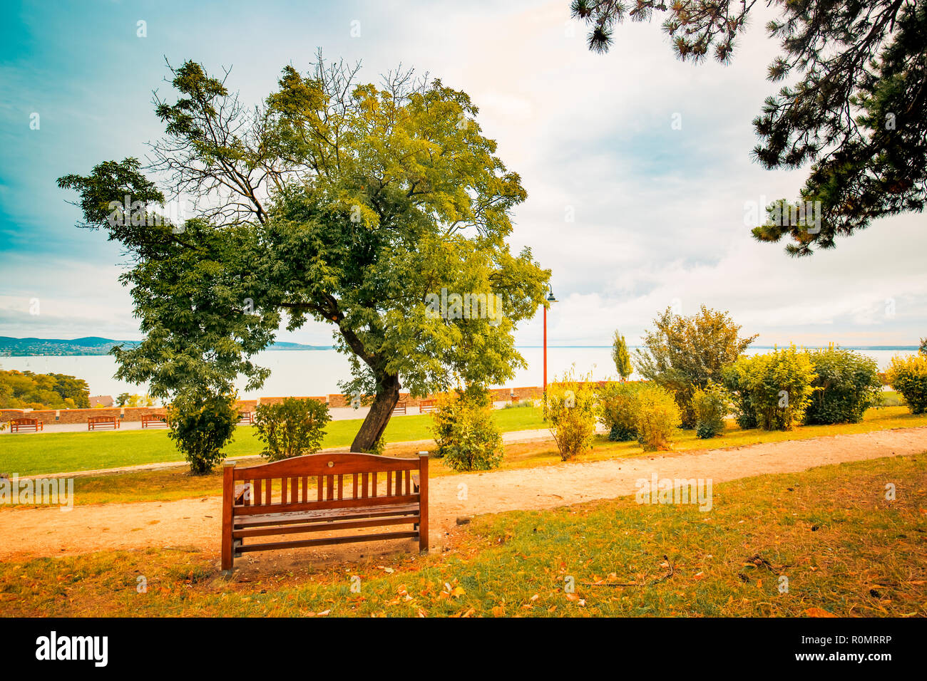Lakeside banco a ottobre estate indiana, cielo nuvoloso, tranquilla natura, mountain view background Foto Stock