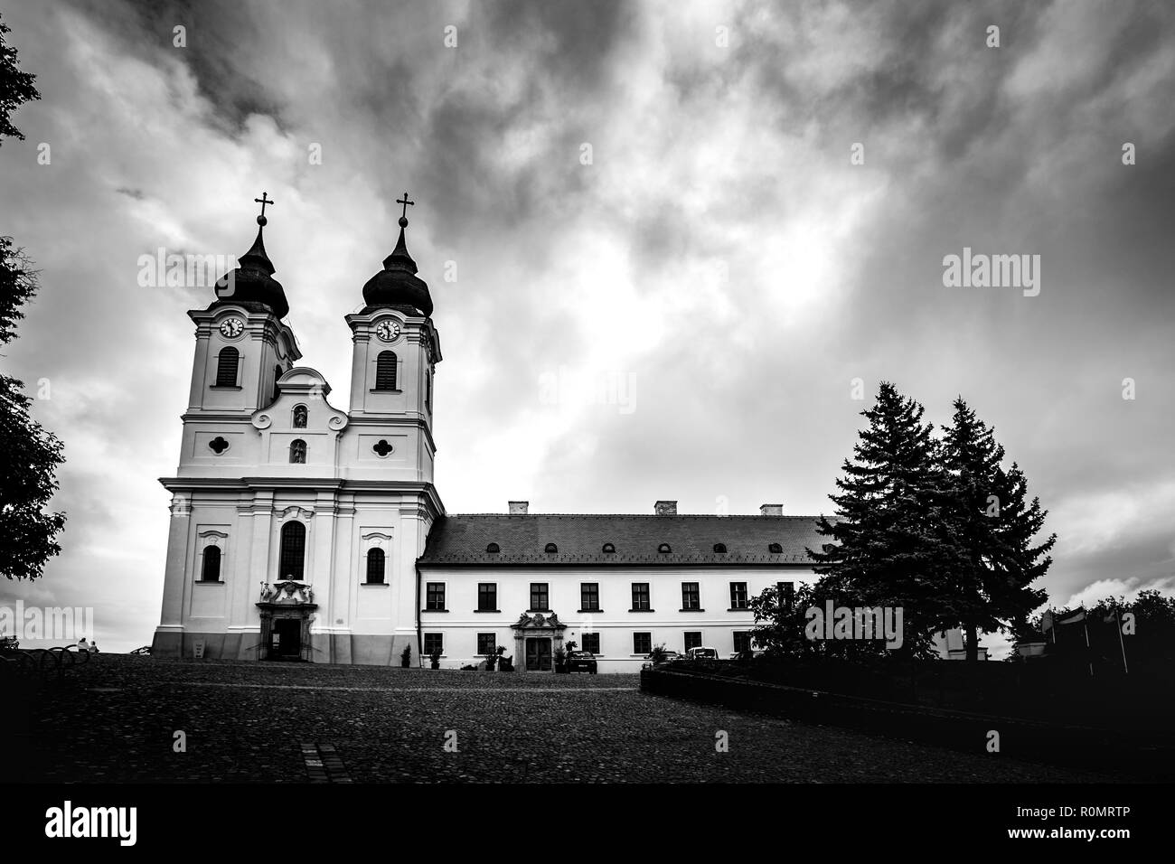 Tihany, Ungheria - vista aerea del famoso monastero benedettino di Tihany (Tihany Abbey) con belle coloruful Lago Balaton e drammatici sky Foto Stock