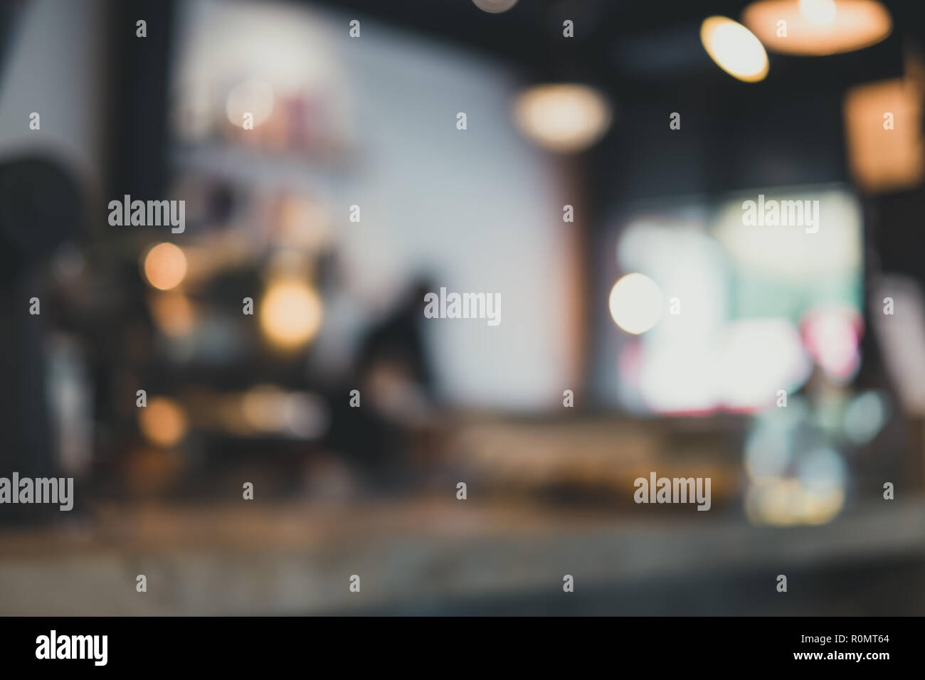 Blur sullo sfondo del ristorante bancone bar di notte con luce bokeh di fondo Foto Stock
