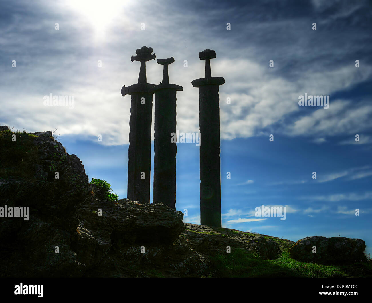 Vista silhouette della spada nella roccia monumento vicino a Stavanger, Norvegia Foto Stock