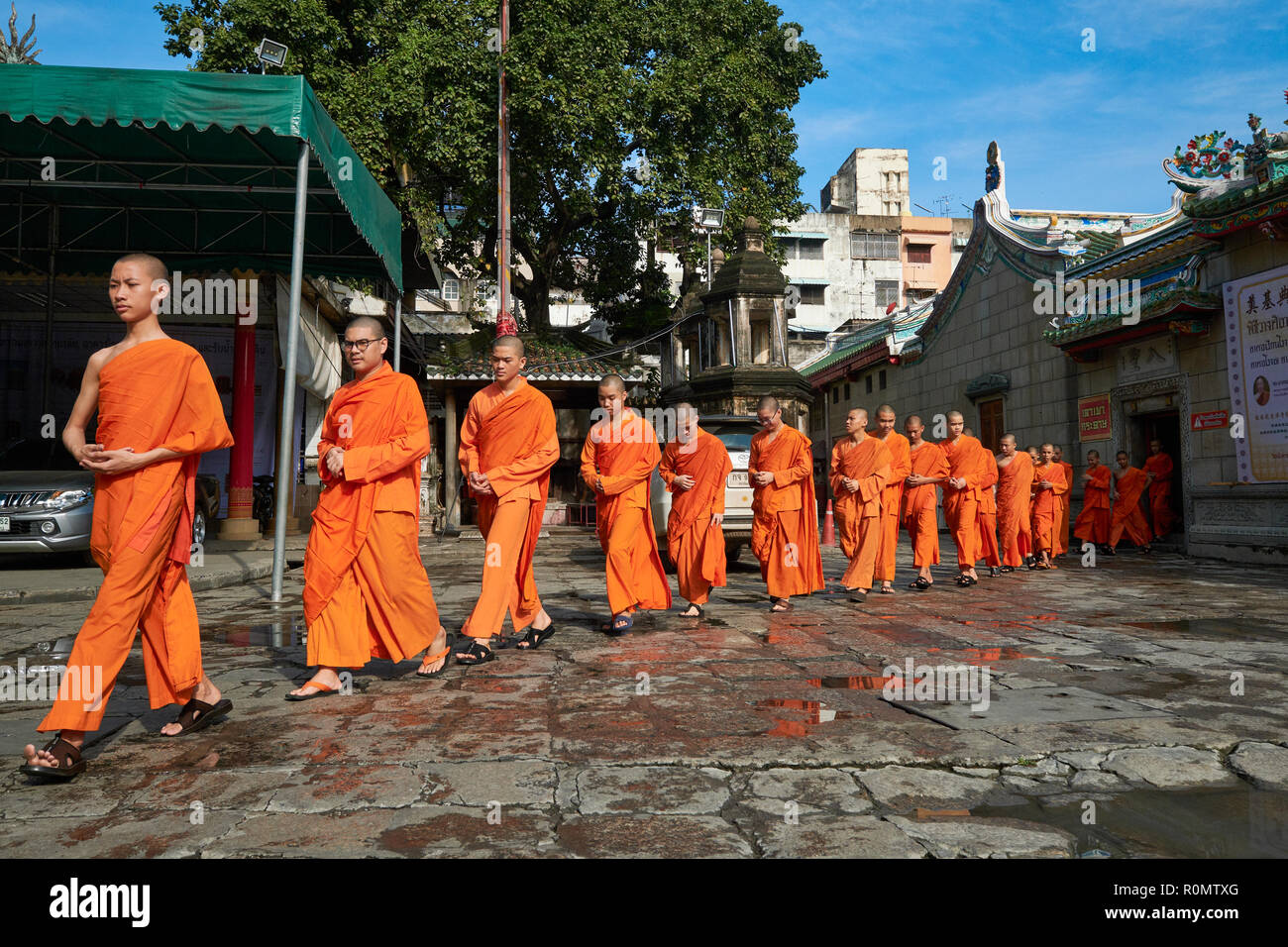 Il debuttante monaci del Wat Mangkon Kamalawat a Bangkok, Thailandia, il più importante tempio di catering per la Chinese-Thai, lasciando nella sala principale di preghiera Foto Stock