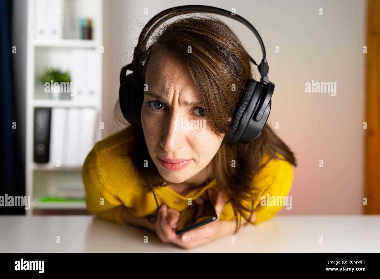 Belle Donne in ascolto di musica con le cuffie. Foto Stock