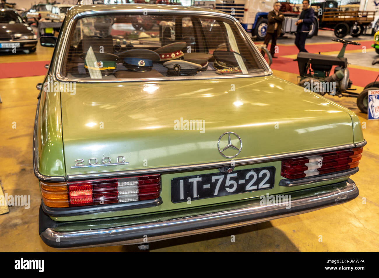 Cappelli nella finestra posteriore di un vecchio Mercedes, Classic Auto, Caldas da Rainha, Portogallo Foto Stock