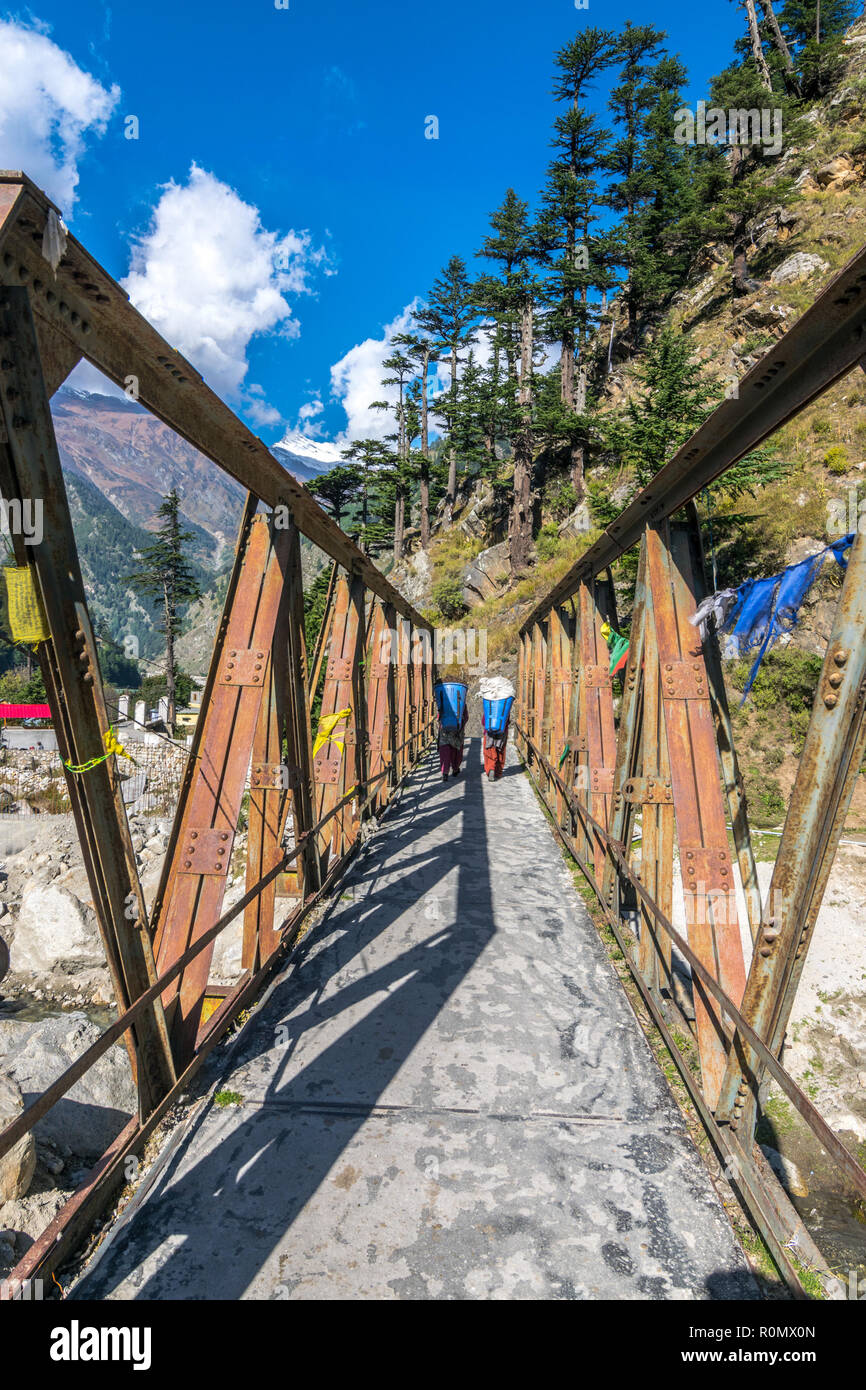 Ponte in Himalaya - Bagori villaggio nella valle di Harshil in Uttrakhand, India Foto Stock