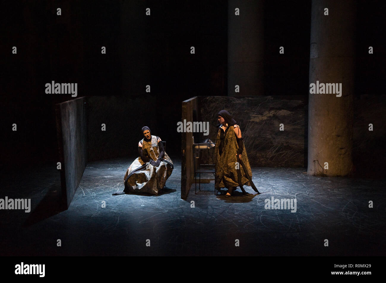 Odeon-Theater, Produktion 'Engel aus Feuer' von Philipp Harnoncourt mit dem Serapionsensemble und dem Wiener Kammerchor Foto Stock