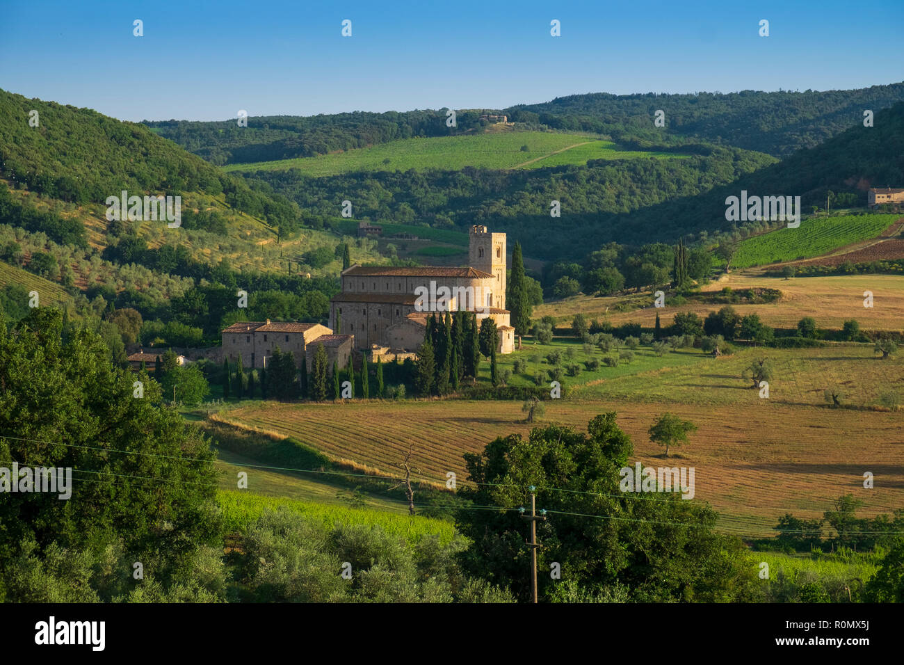 Abbazia di Sant Antimo nella campagna Toscana vicino a Montalcino Foto Stock