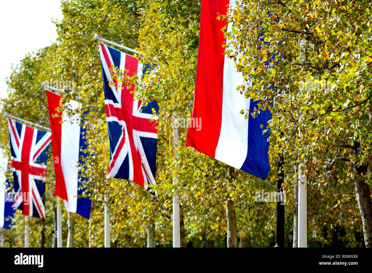 Inglesi e olandesi di bandiere nel centro commerciale per una visita reale, ottobre 2018, Londra, Inghilterra, Regno Unito. Foto Stock
