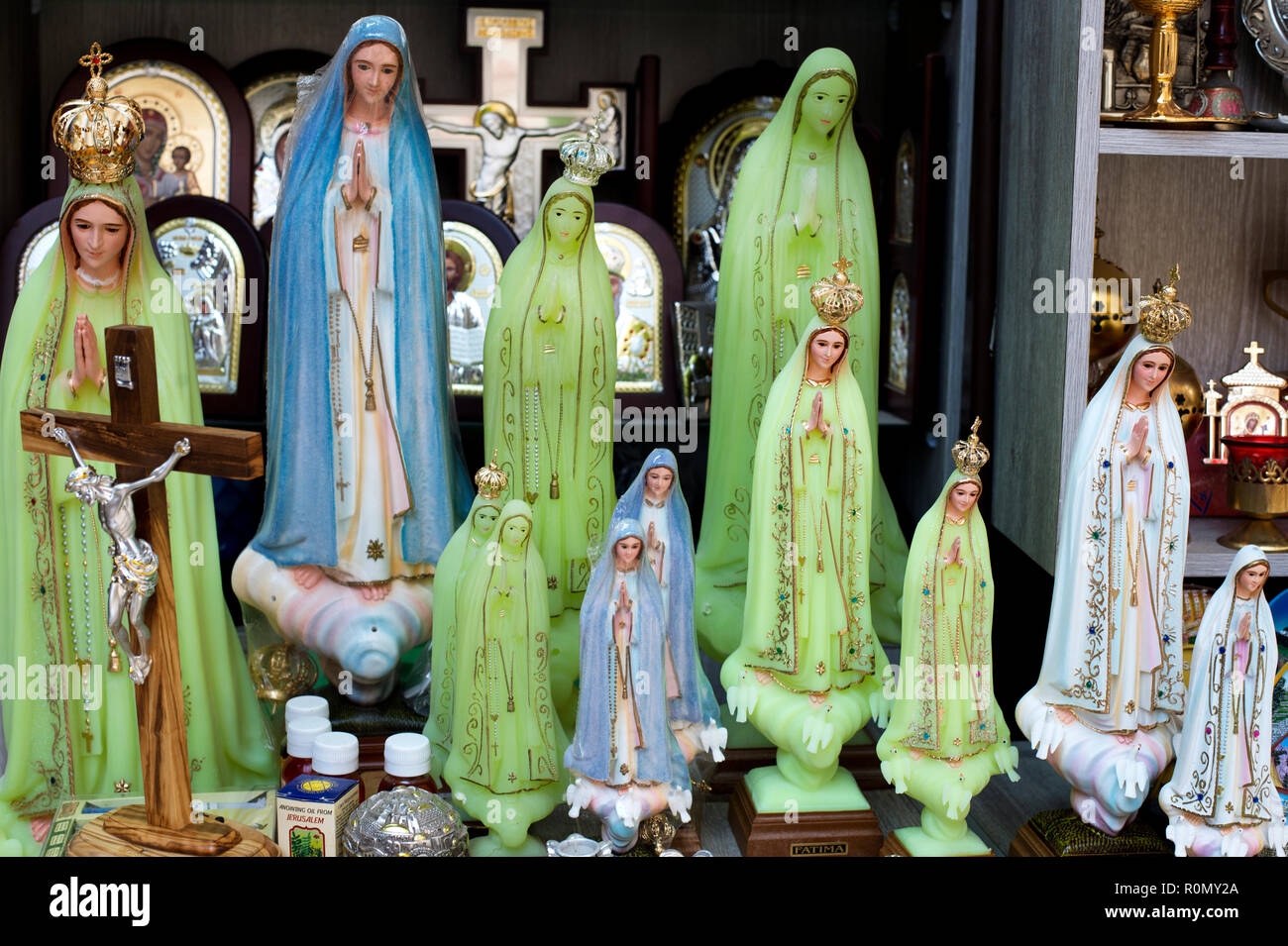Gerusalemme. Vergine Maria statue in vendita in un negozio di souvenir Foto Stock
