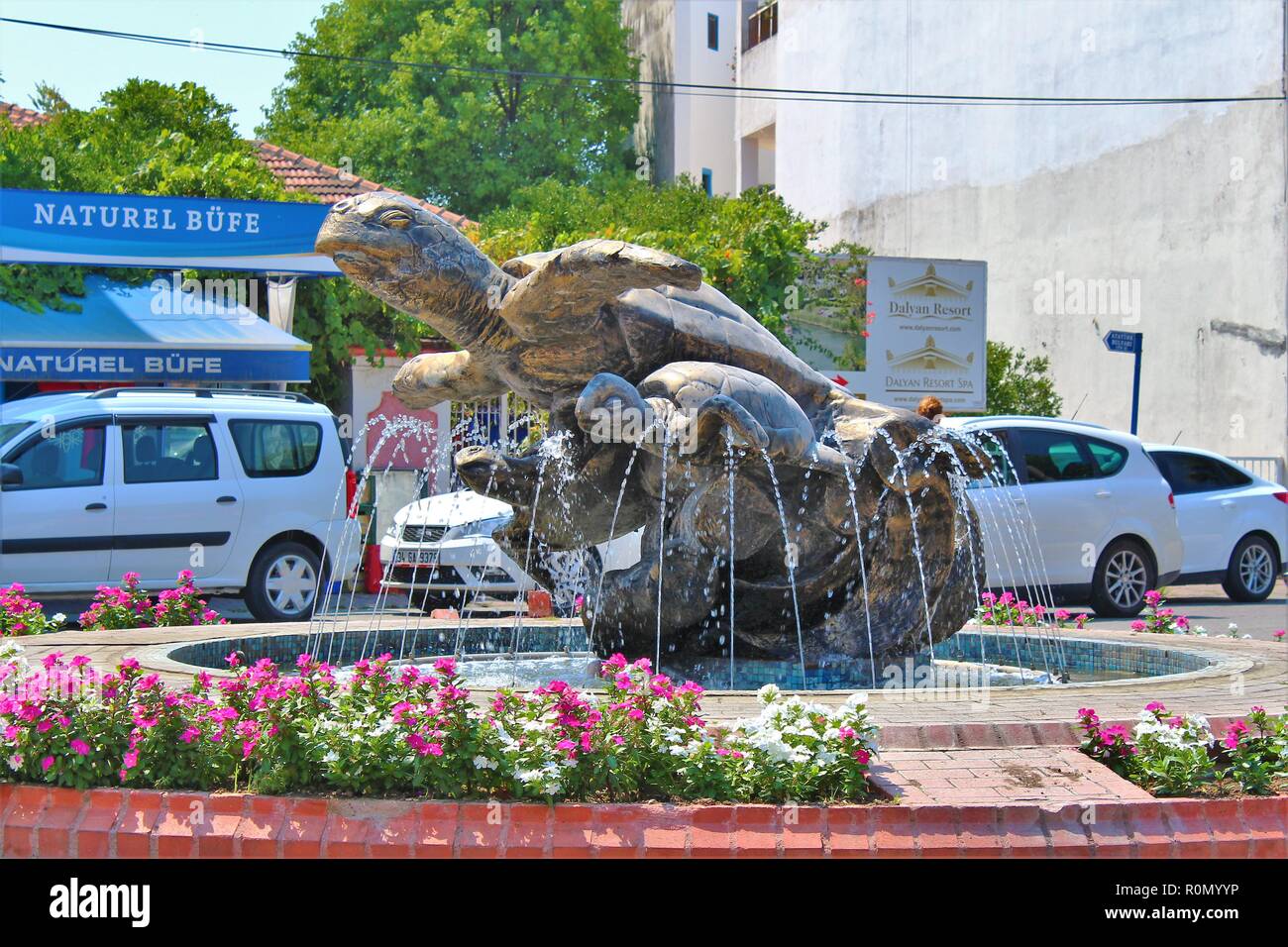 Dalyan, Turchia - 12 Luglio 2018: La Caretta Caretta (Tartarughe Marine) statua, nel mezzo di una rotatoria (noto anche come "Tartaruga rotonda") Foto Stock