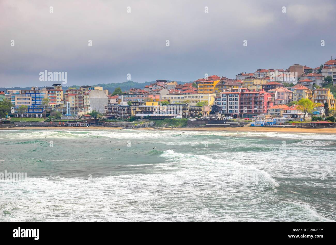 Sozopol, Bulgaria. Case al mare in un giorno di tempesta. Foto Stock