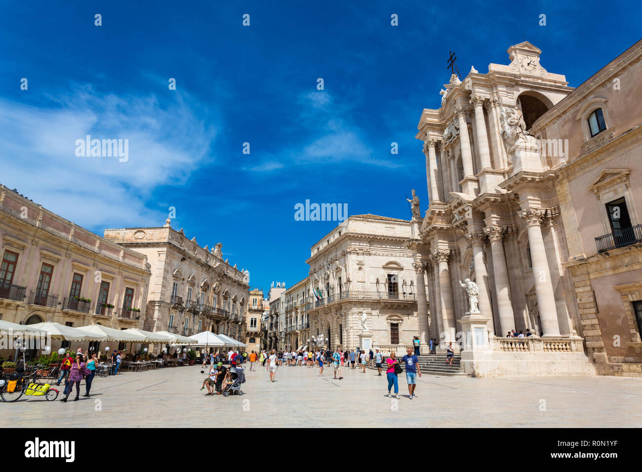 Siracusa, Italia - 20 Settembre 2018: Cattedrale di Siracusa in Ortigia. Piccola isola che è il centro storico della città di Siracusa, in Sicilia. Ho Foto Stock