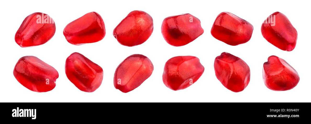I semi di melograno isolati su sfondo bianco, close-up Foto Stock