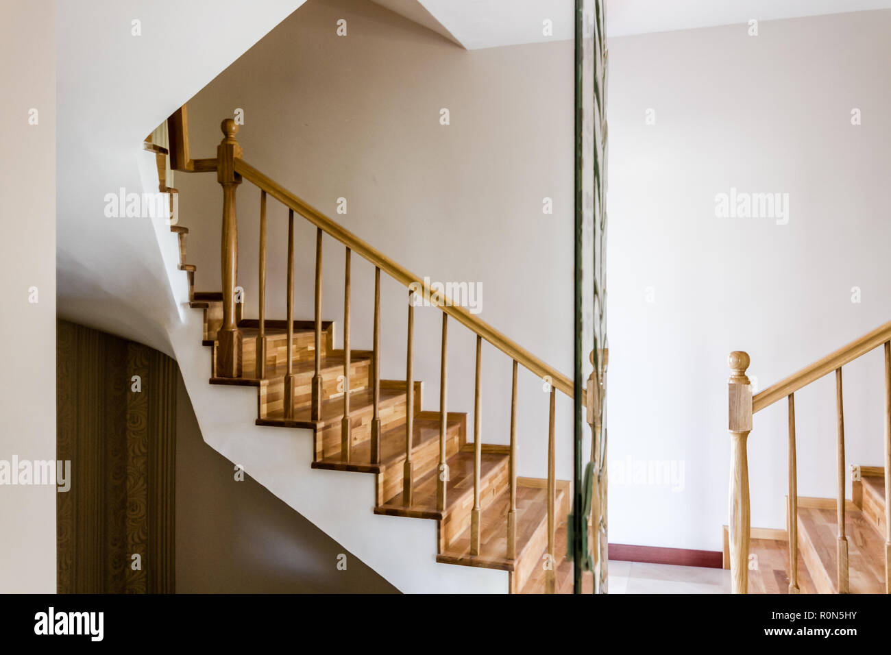 Decorazioni In Legno Scale Interne Di Una Casa Moderna Foto Stock Alamy