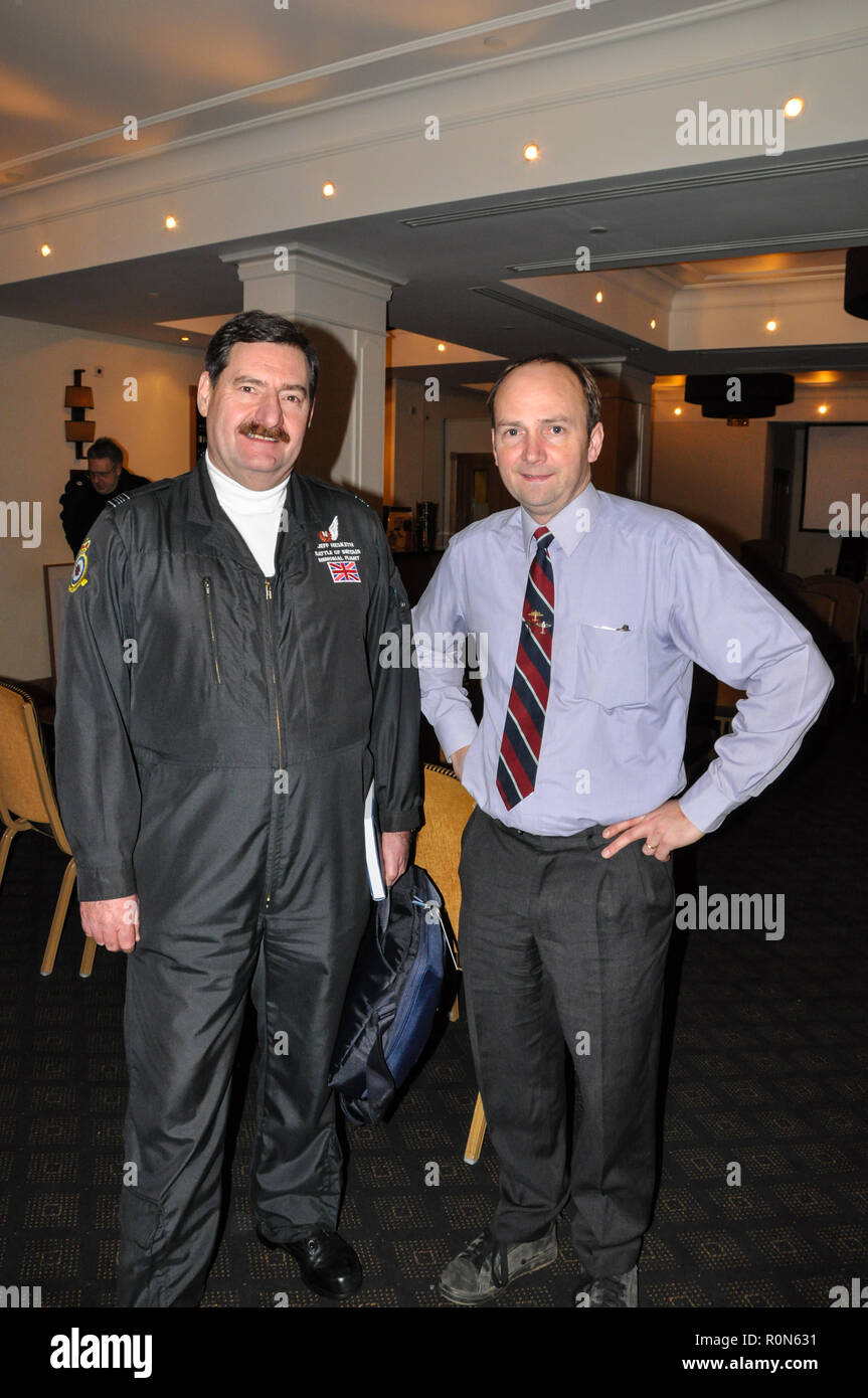 Royal Air Force, il navigatore della RAF Battle of Britain Memorial Flight Jeff Hesketh e l'autore Jarrod cotter. Tuta volante. Tuta da volo. Foto Stock