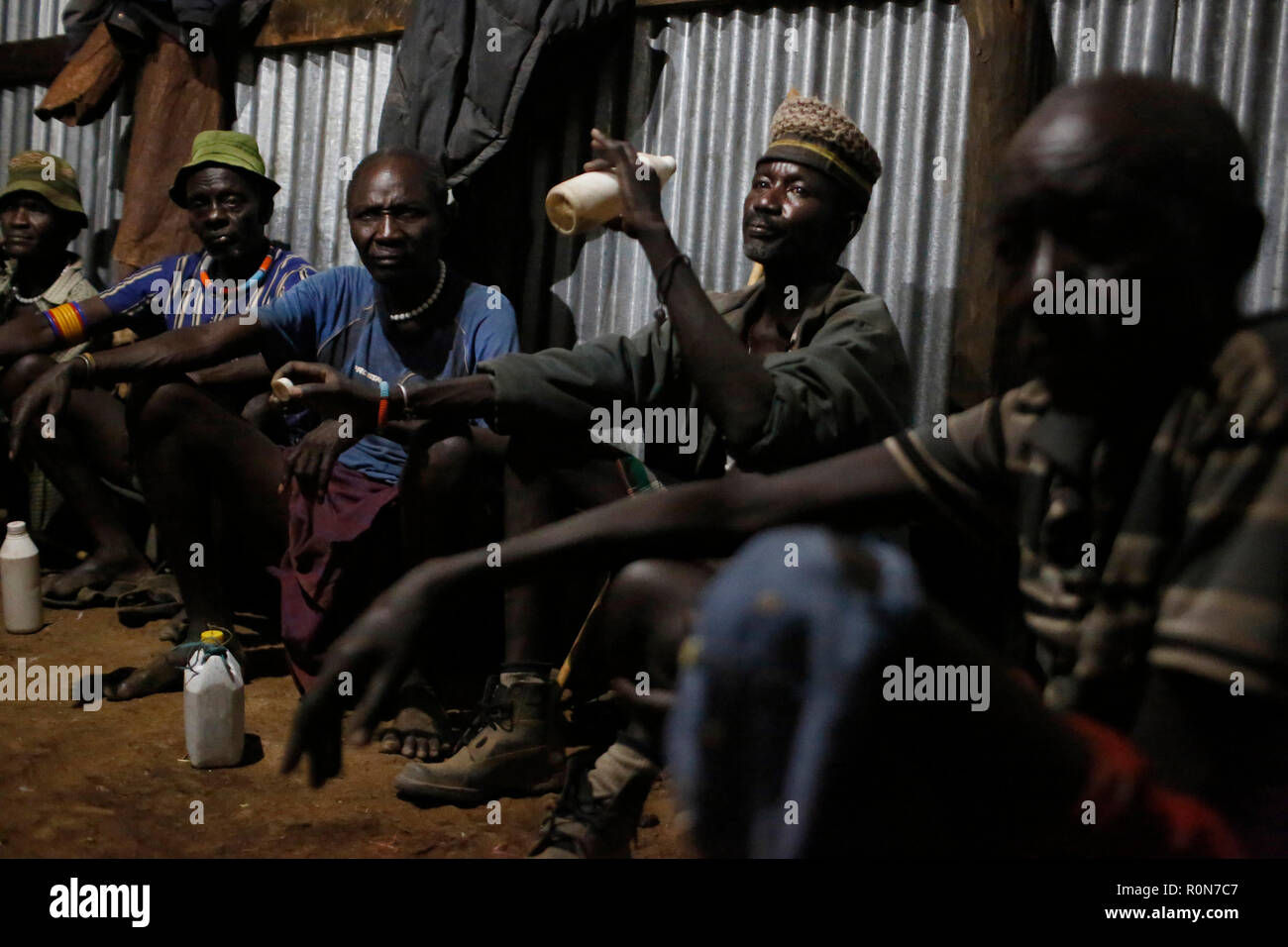 Anziani socializzare in una casa in un Pokot comunità di pastori e nella contea di Baringo, Kenya, 1 ottobre 2018. Foto Stock