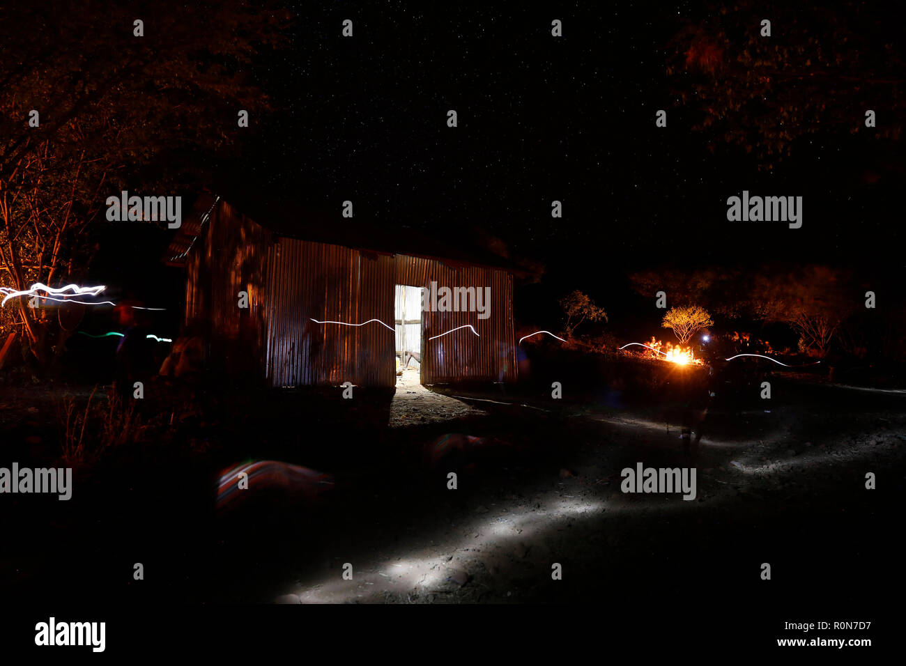 Una casa di notte in un Pokot comunità di pastori e nella contea di Baringo, Kenya, 1 ottobre 2018. Foto Stock