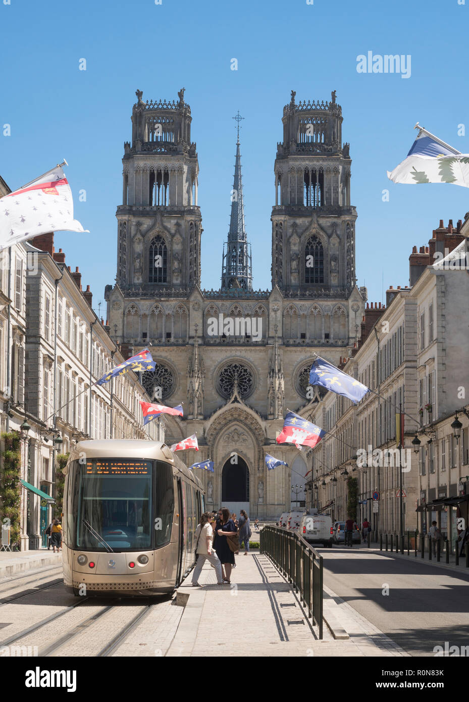 Persone alla fermata del tram su Rue Jeanne d'Arc a Orléans, Center-Val de la Loire, in Francia, in Europa Foto Stock