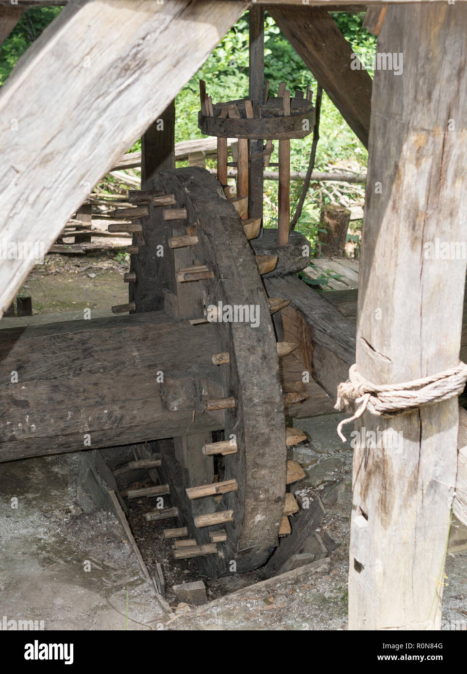 Perno di legno gli ingranaggi con la lanterna riproduzione ruota medievale mulino ad acqua a Castello Guédelon, Treigny, Yonne , Borgogna, Francia Foto Stock