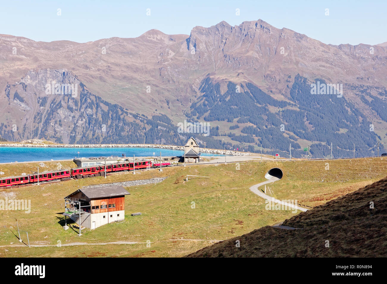 Fallboden, regione di Jungfrau, Svizzera - 10 Ottobre 2018: treno, passando dalla stazione Fallboden e Fallbodensee Fallboden (lago), la voce per la parte superiore Foto Stock