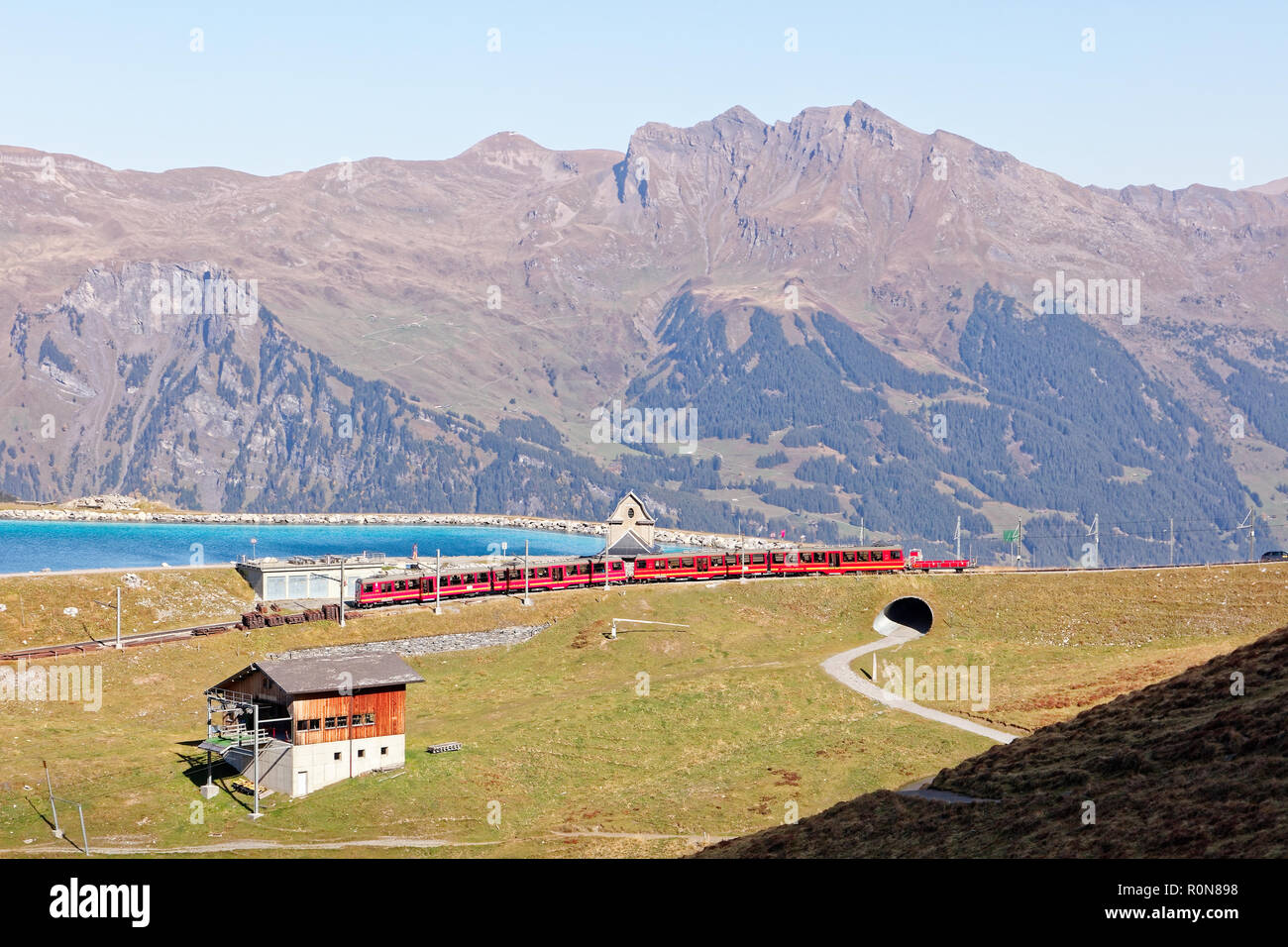 Fallboden, regione di Jungfrau, Svizzera - 10 Ottobre 2018: treno, passando dalla stazione Fallboden e Fallbodensee Fallboden (lago), la voce per la parte superiore Foto Stock