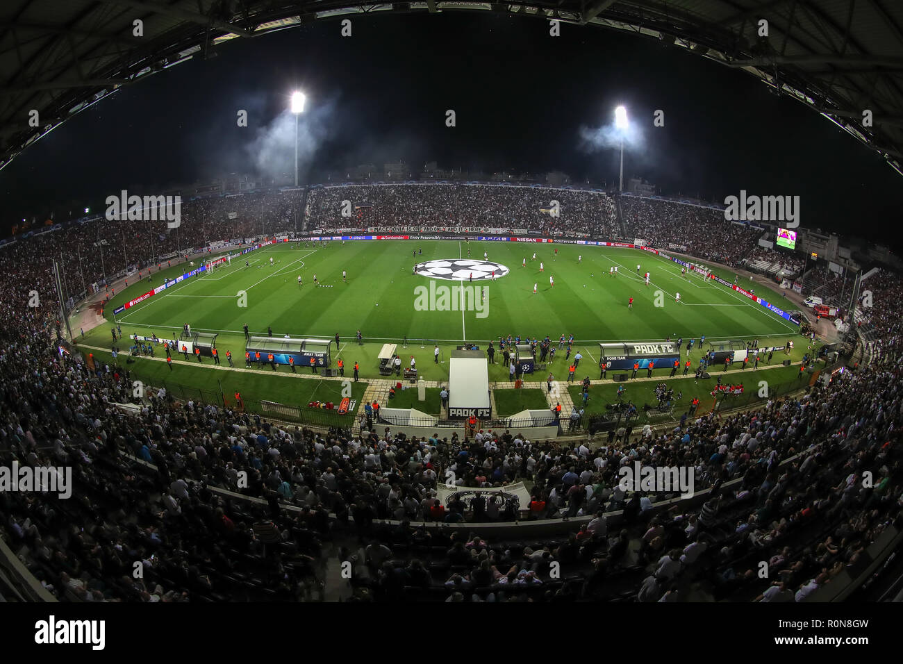 Salonicco, Grecia - Agosto 29, 2018: vista panoramica del Toumba stadium prima dell'inizio di UEFA Champions League Soccer Match PAOK vs FC Benfi Foto Stock