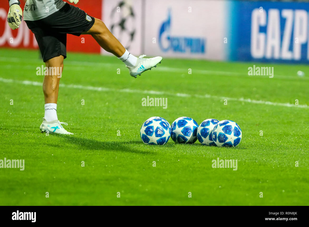 Salonicco, Grecia - Agosto 29, 2018: i giocatori piedi con la palla ufficiale durante la UEFA Champions League Play-off , la seconda gamba PAOK vs FC Benfica pl Foto Stock