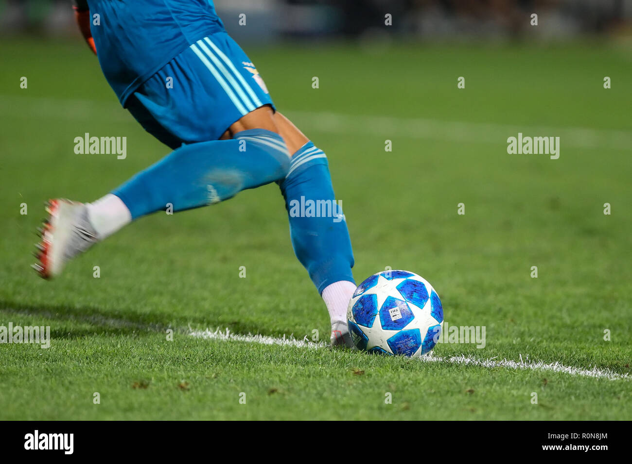 Salonicco, Grecia - Agosto 29, 2018: i giocatori piedi con la palla ufficiale durante la UEFA Champions League Play-off , la seconda gamba PAOK vs FC Benfica pl Foto Stock