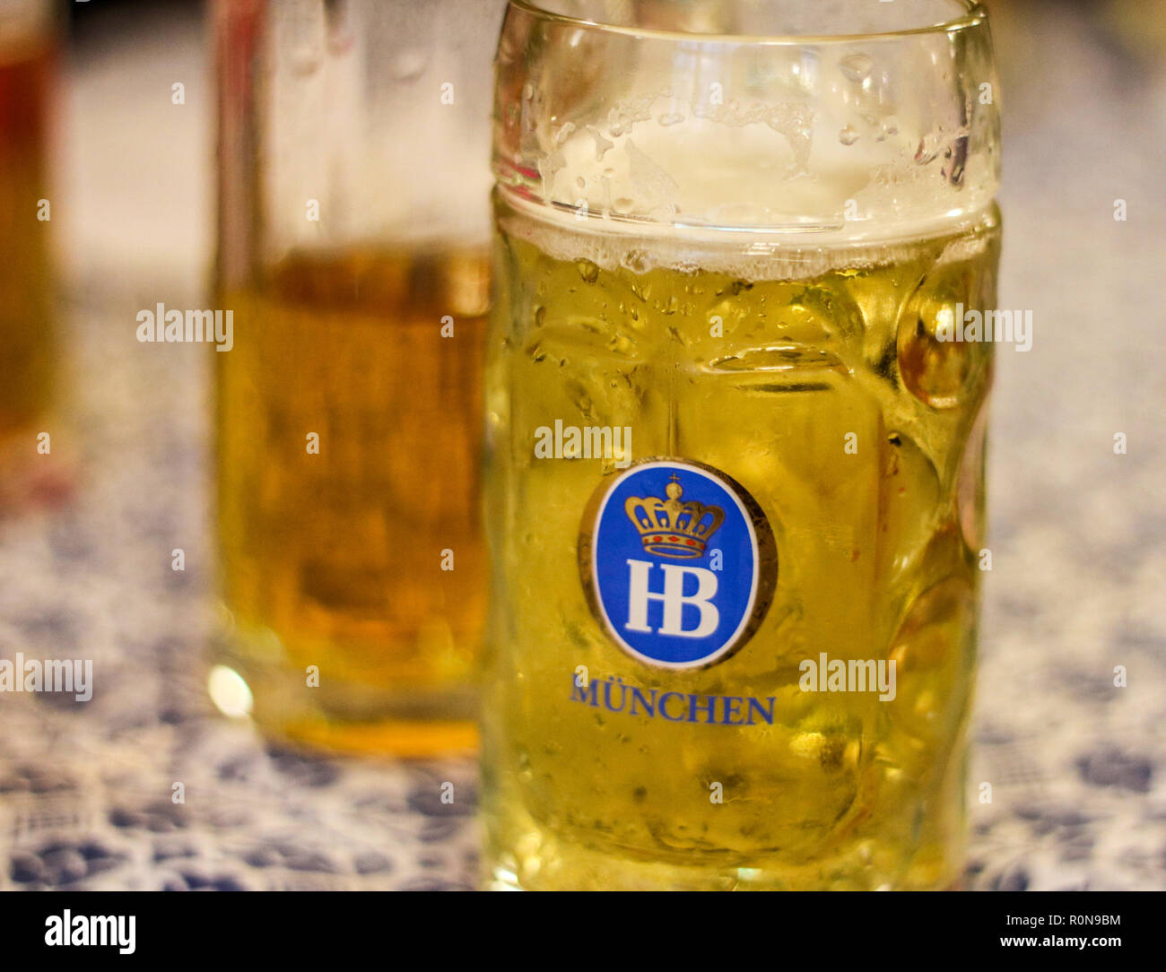 Il boccale di birra, tazza di vetro di birra, pinta di birra, Hofbrauhaus sala della birra, casa della birra di Monaco di Baviera Germania Monaco Baviera Foto Stock