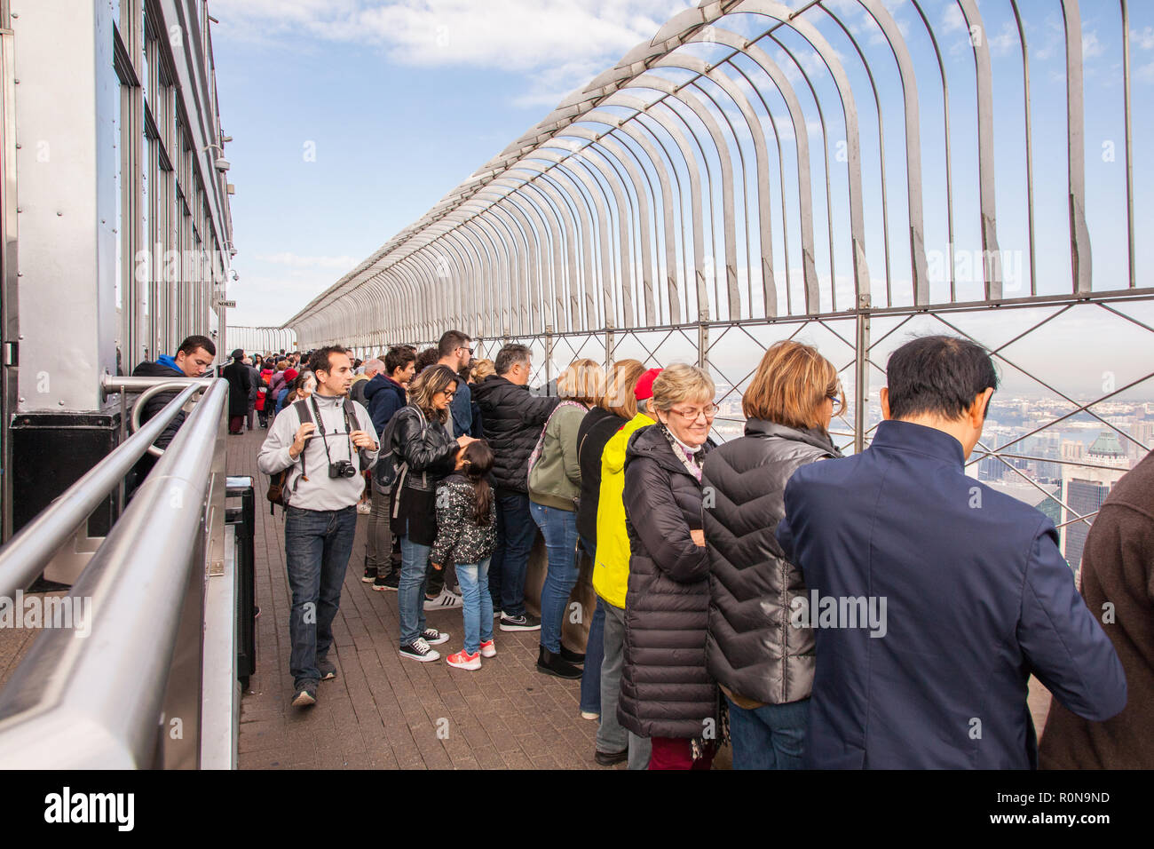 I turisti all'osservatorio dell'Empire State Building, New York City, Stati Uniti d'America. Foto Stock