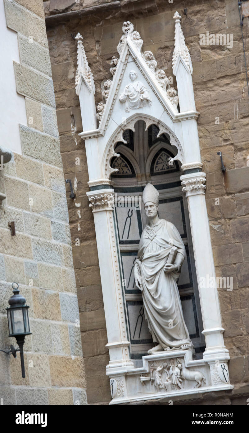 Statua di San Eligius sulla parte esterna della chiesa di Orsanmichele e Museo di Firenze, Italia Europa Foto Stock