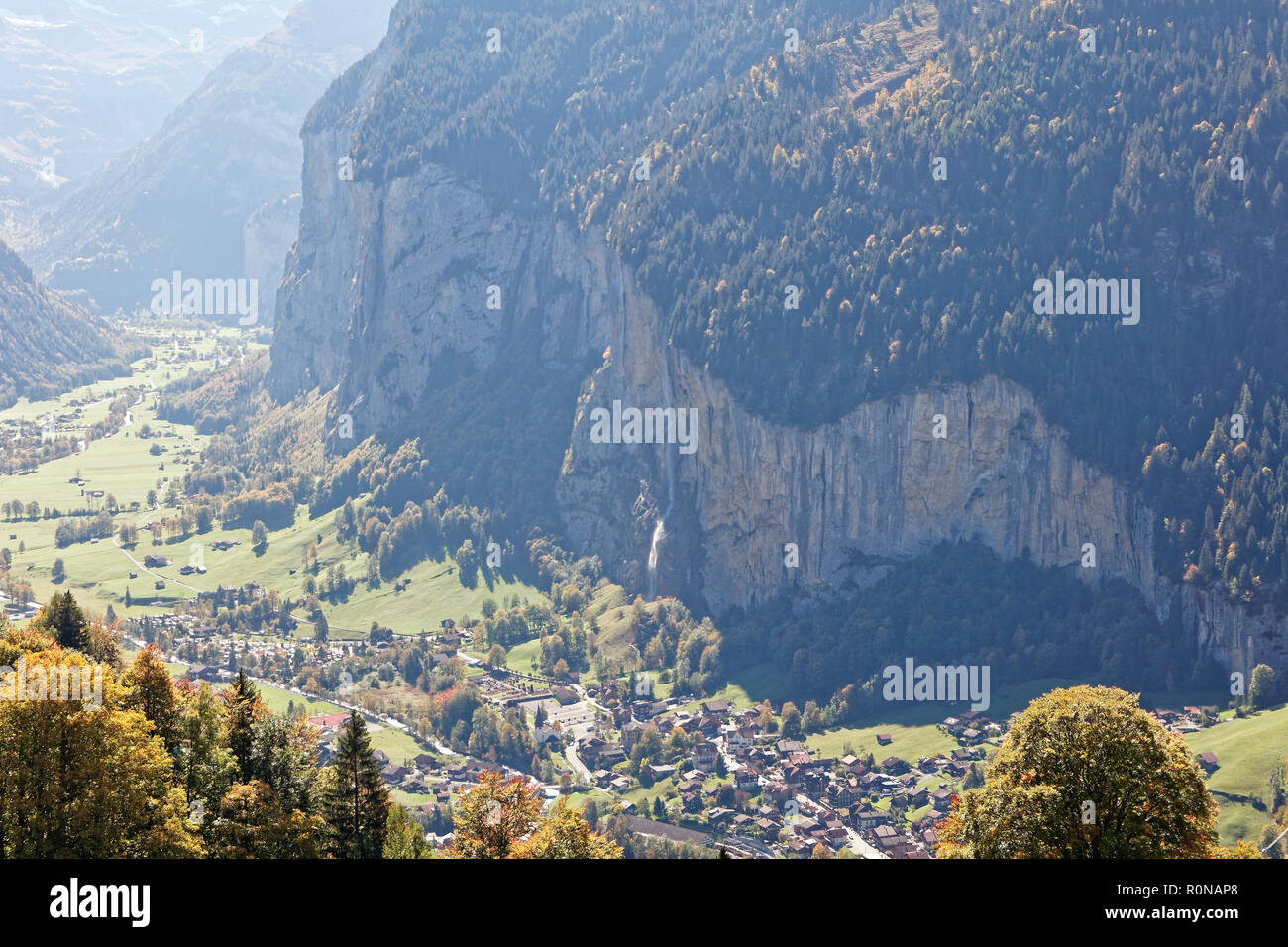 Vista della cascata Staubbachfall in treno dalla voce per la Kleine Scheidegg, regione di Jungfrau, Svizzera Foto Stock