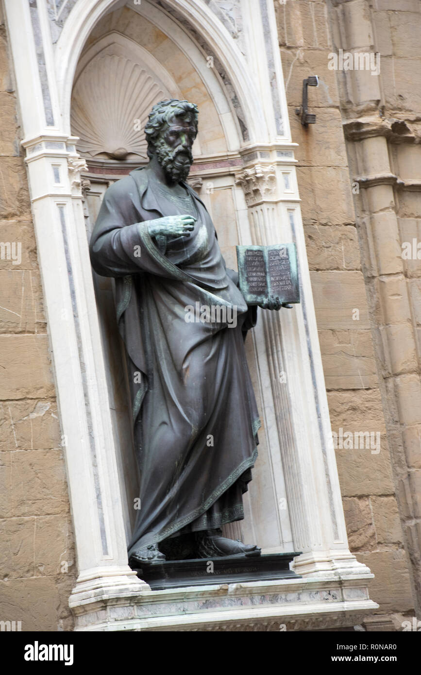 Statua di San Matteo sulla parte esterna della chiesa di Orsanmichele e Museo di Firenze, Italia Europa Foto Stock