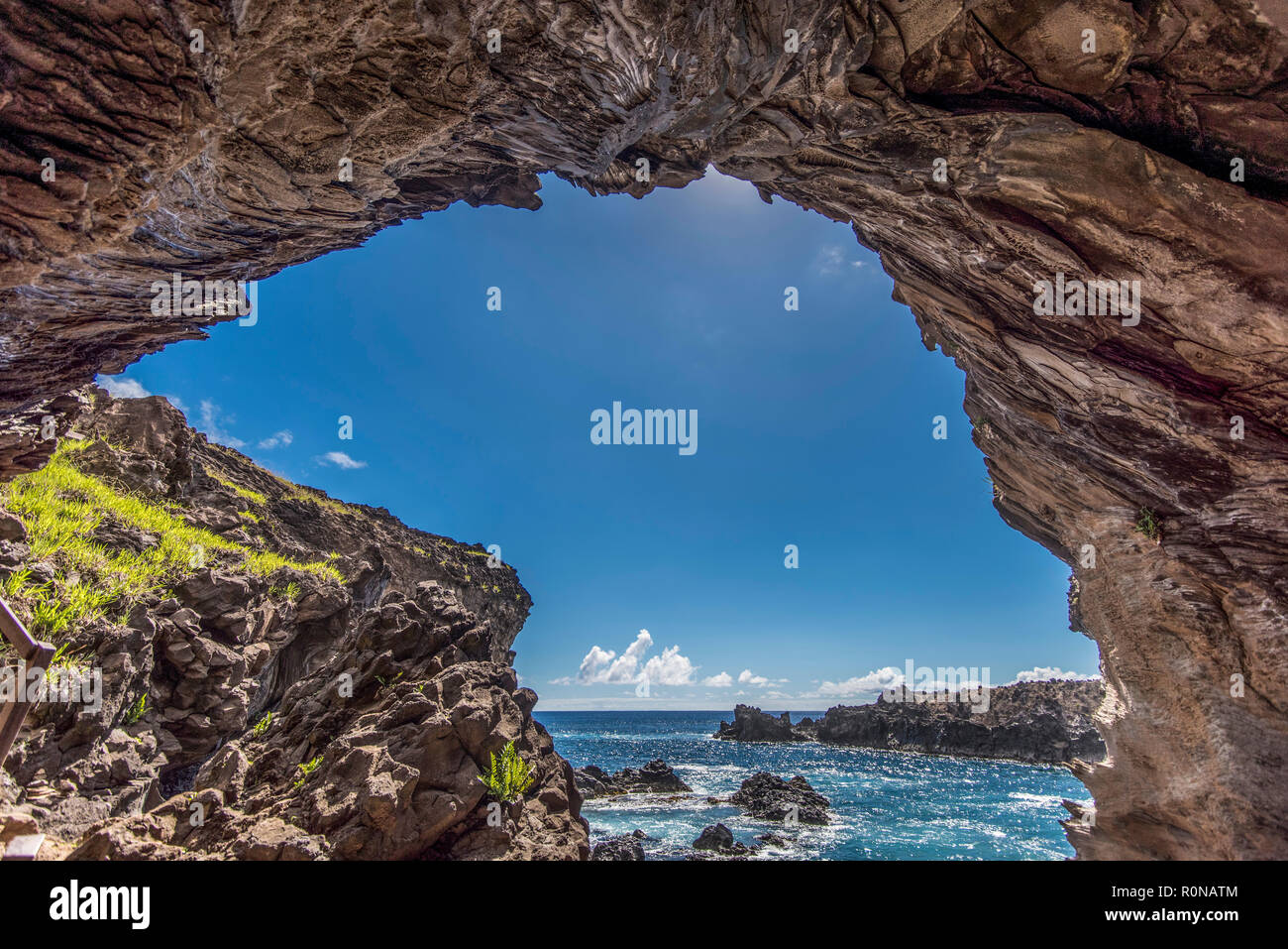 Vista dall'interno della grotta di Ana Kai Tangata, la grotta dei cannibali Foto Stock