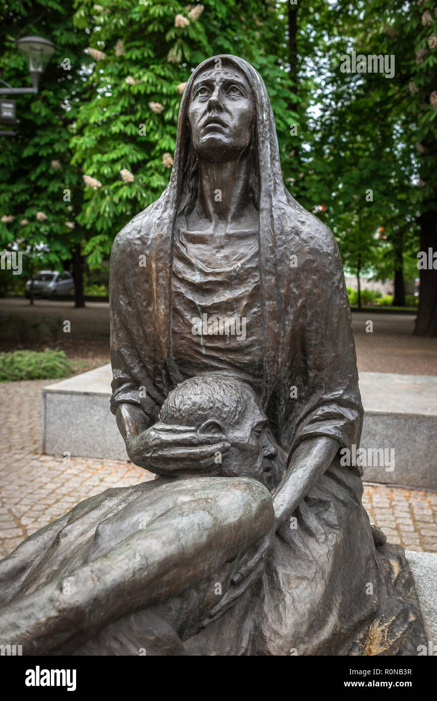 Memoriale di guerra la Polonia, la scultura di un lutto donna polacca facente parte del monumento alle vittime del massacro di Katyn in un parco a Wroclaw in Polonia. Foto Stock