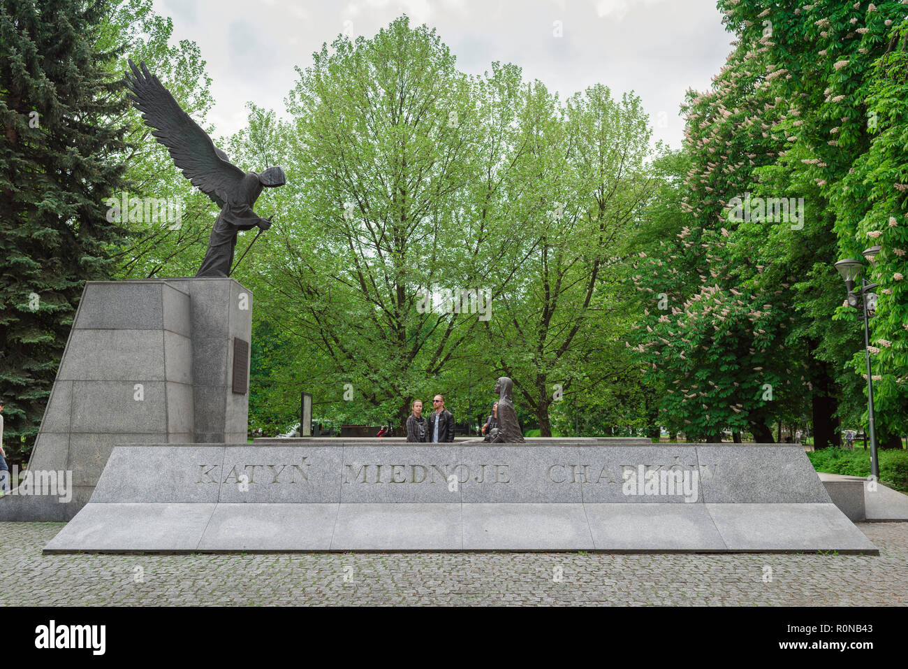 Polonia War Memorial, vista di persone che visitano il Monumento alle vittime del massacro di Katyn nel Parco Stowackiego (Slowackiego), di Wroclaw, Polonia. Foto Stock