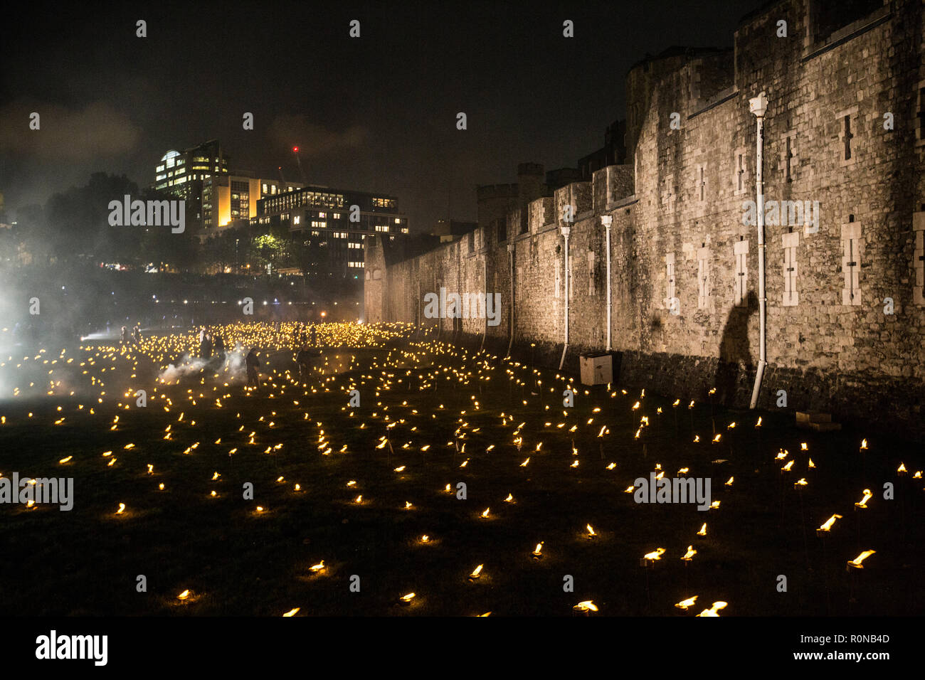 Torre di Londra segna il centenario della prima guerra mondiale con l'installazione oltre l'approfondimento Ombra: la Torre ricorda, London, England, Regno Unito Foto Stock