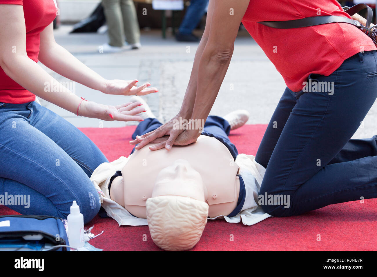 Una formazione di primo soccorso dettaglio - I paramedici aiutare i cittadini a praticare la rianimazione cardiopolmonare (RCP) Foto Stock