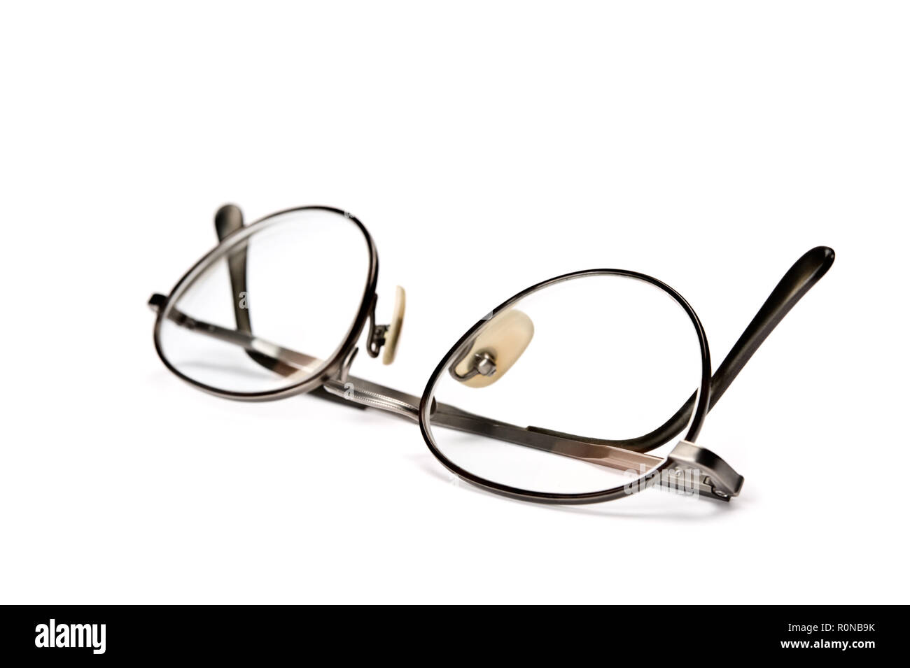 Occhiali isolati su sfondo bianco. Messa a fuoco selettiva. Foto Stock