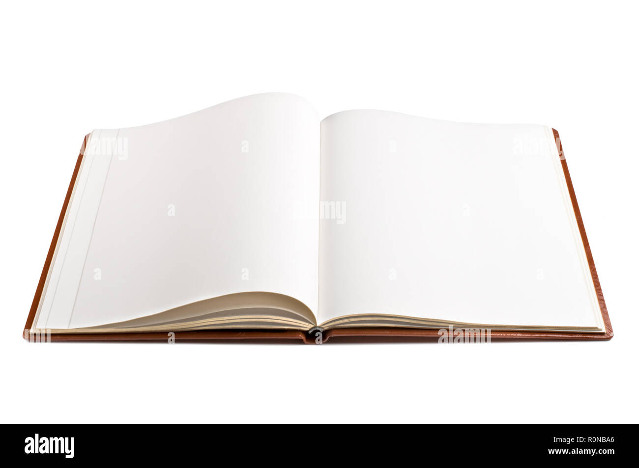 Un libro aperto con vuoto pagine bianche. Isolato su sfondo bianco. Foto Stock