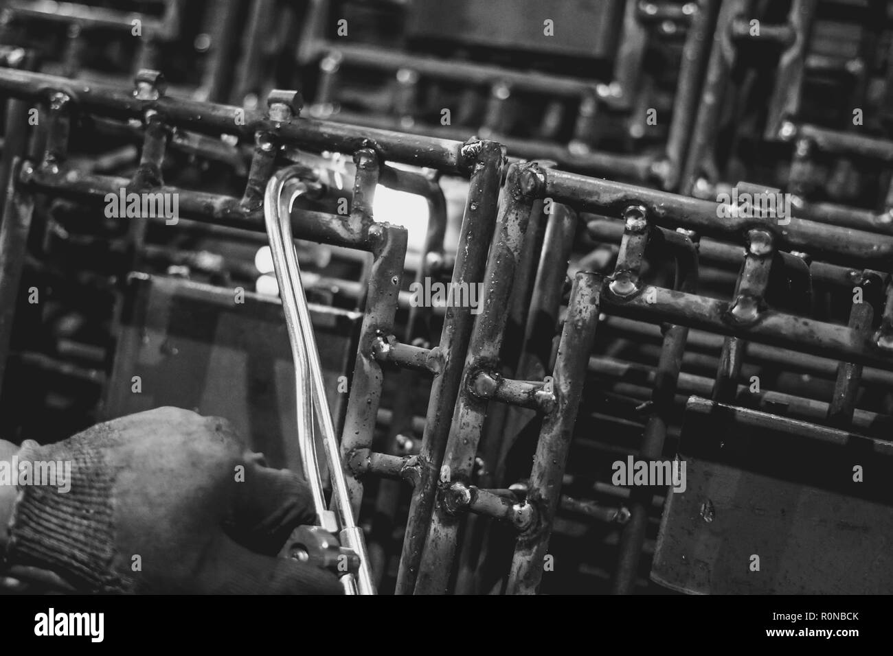 Il taglio del traliccio metallico con torcia di acetilene Foto Stock
