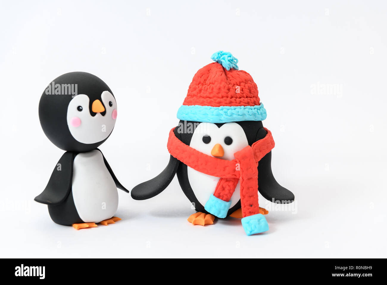 Carino il gufo di zucchero e penguin personaggio dei fumetti avvolto per Natale inverno Foto Stock