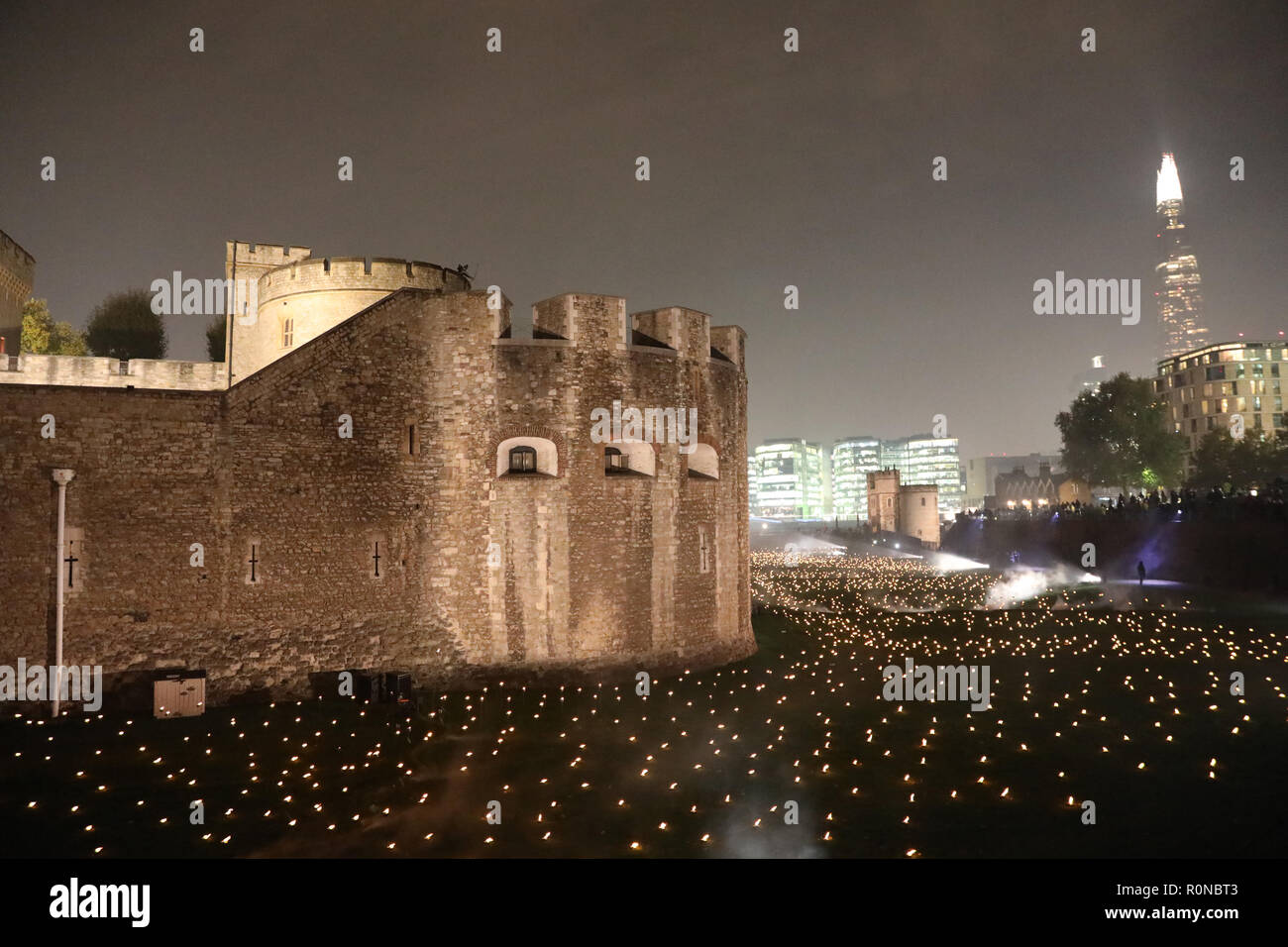 London, Regno Unito - 5 Ottobre 2018: Luci riempire il fossato della Torre di Londra come parte di una installazione artistica oltre l'approfondimento ombra, per contrassegnare il cente Foto Stock