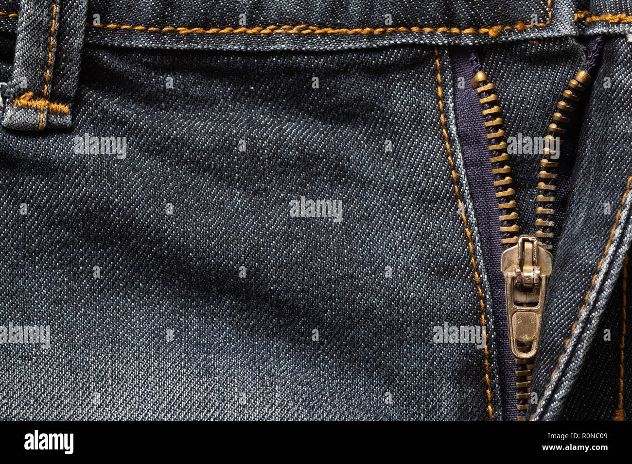 Close up jeans denim texture di sfondo di materiale con cerniera. Foto Stock