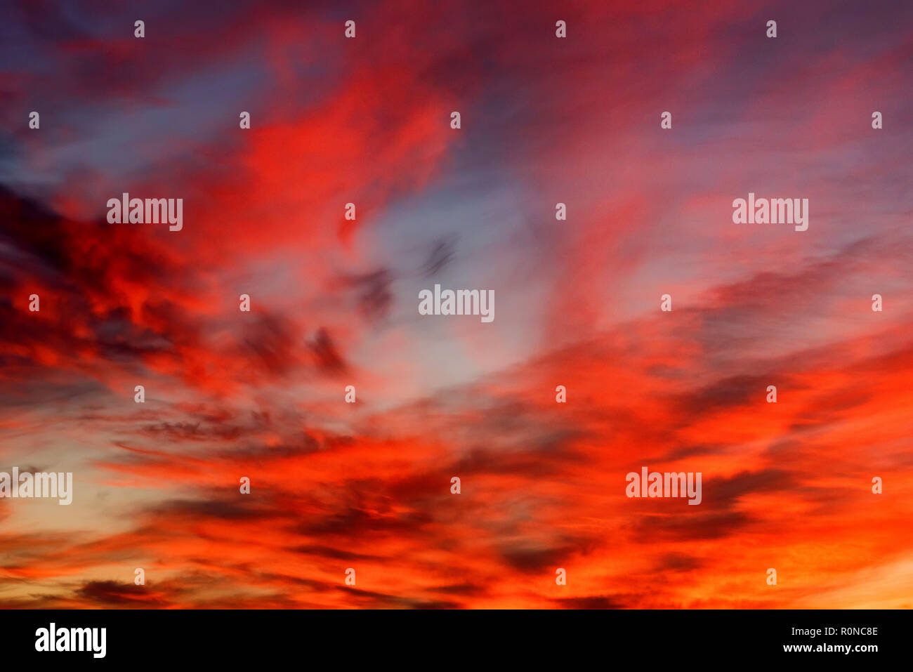 Tramonto spettacolare Sky con di blu e di rosso le nuvole Foto Stock