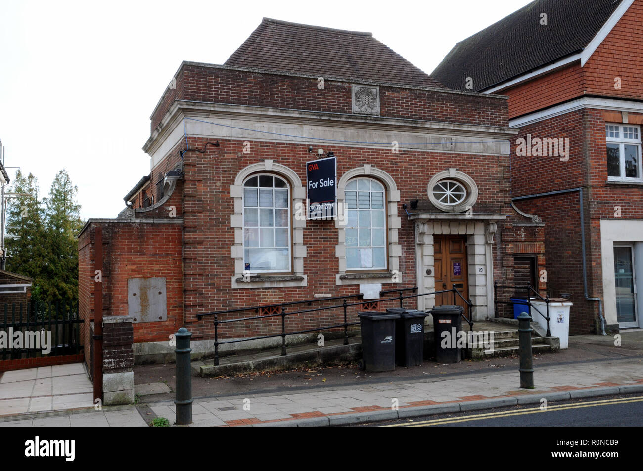 Un edificio vuoto alla ricerca di un acquirente nel mercato comune di Heathfield East Sussex. Fino al giugno 2018 era un ramo della Natwest Bank. Foto Stock