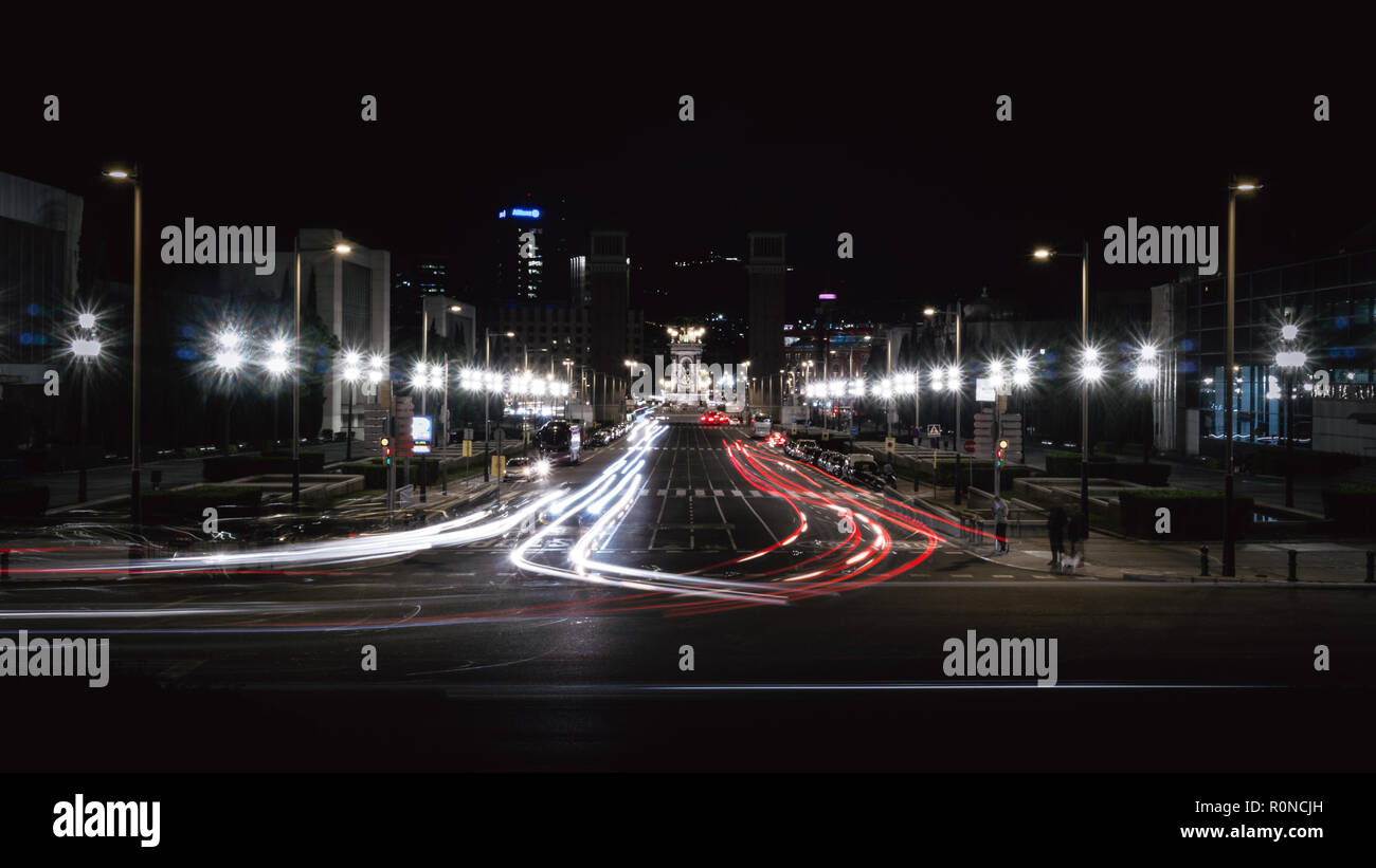 Una lunga esposizione shot di Barcellona di notte. Foto Stock